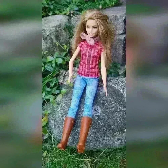 Barbie doll with boots - Picture 4 of 16